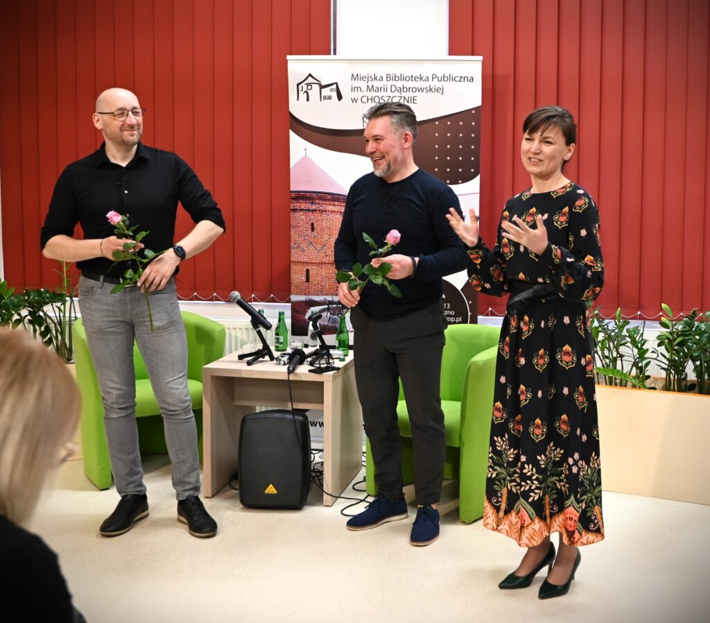 Od lewej stoją: Marek Stelar, Przemysław Kowalewski i Katarzyna Jezierska.