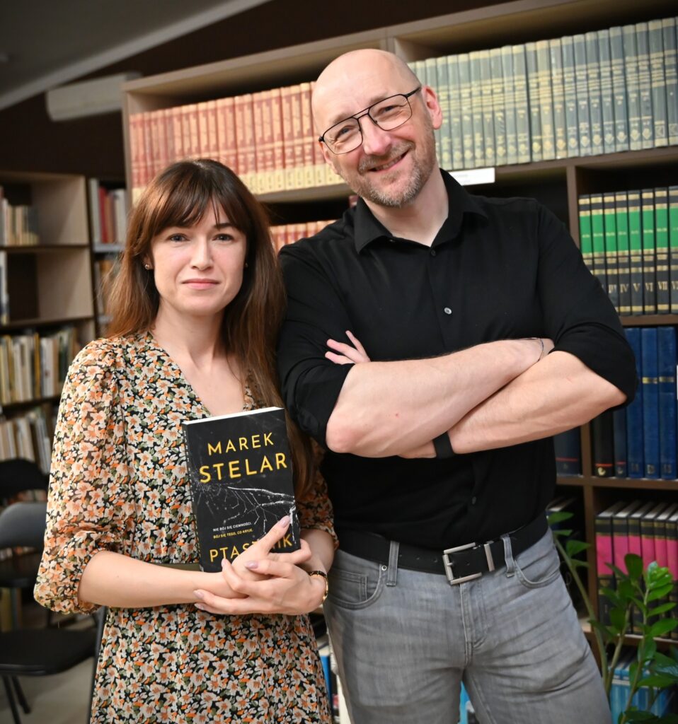 Od lewej stoją: Malwina Lami, autorka powieści "ZS" i Marek Stelar.