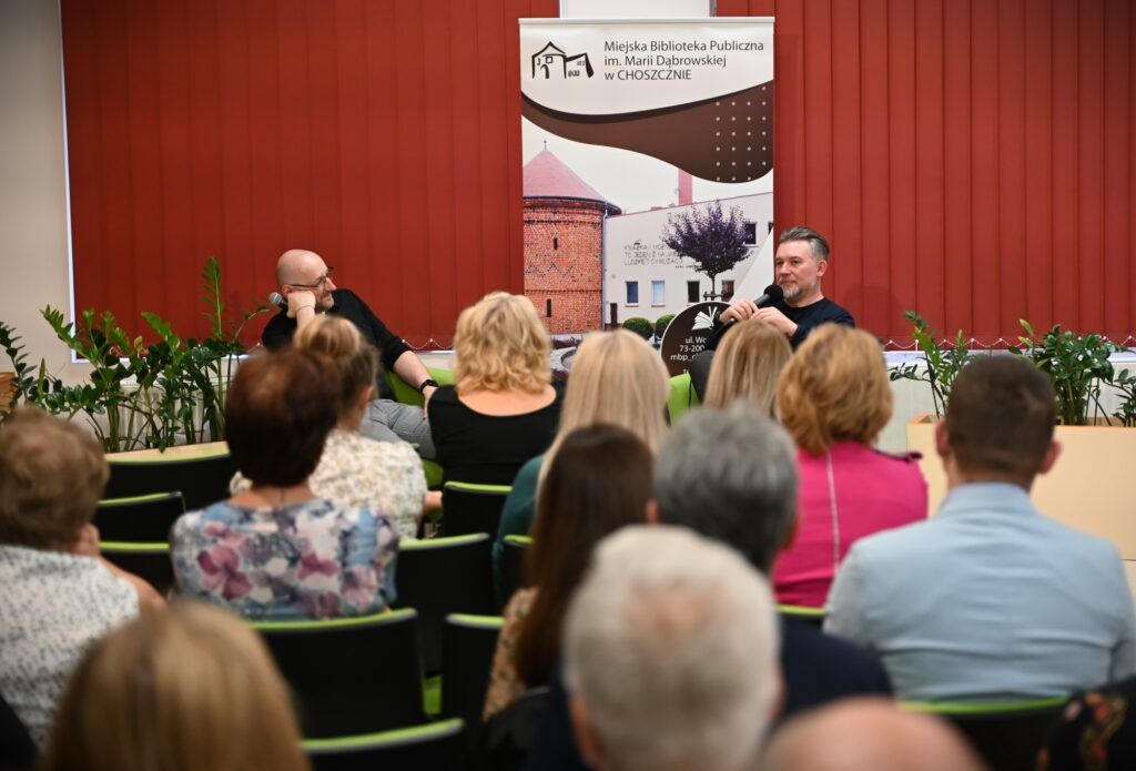 Od lewej siedzą: Marek Stelar i Przemysław Kowalewski. Z przodu widać publiczność.