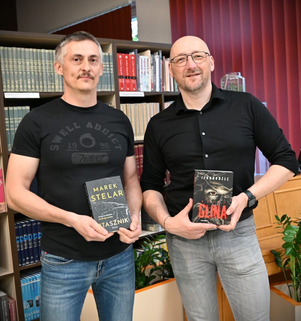 Od lewej stoją: Rafał Glina, autor powieści "Jednorożec" i Marek Stelar.