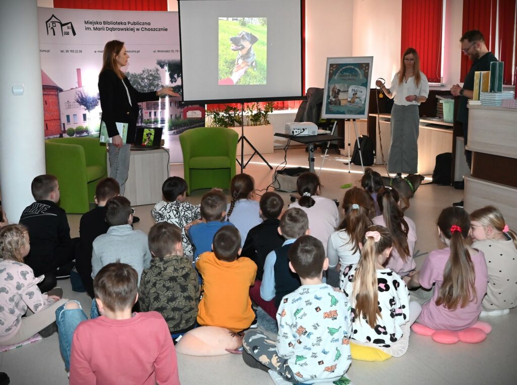 Bibliotekarka Iza Szczyż przedstawia dzieciom gości.