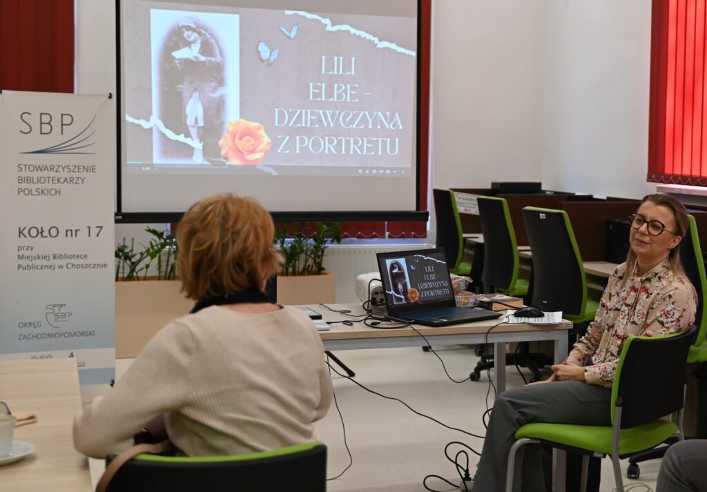 Z prawej strony siedzi Agnieszka Grachalska. Z lewej uczestniczka spotkania