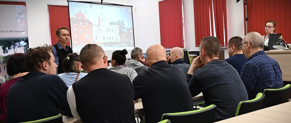 Artur Groszkowski przed uczestnikami. Z prawej strony przy laptopie stoi Halina Kluczewska