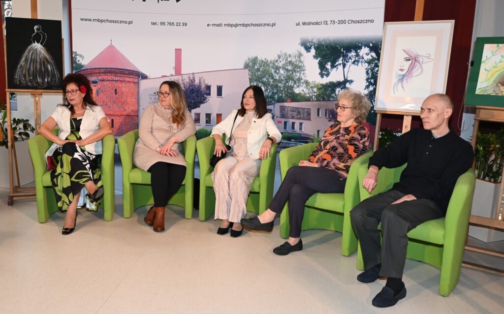 W fotelach siedzą artyści. Od lewej: Jolanta Ziółkowska, Justyna Bzowa, Barbara Wiśniewska, Daniela Tejchman, Andrzej Ślusarski.