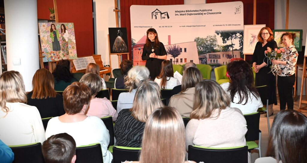 Dyrektor Katarzyna Jezierska przed publicznością. Z prawej strony stoją Anna Stetkiewicz i Wioletta Witkowska. 