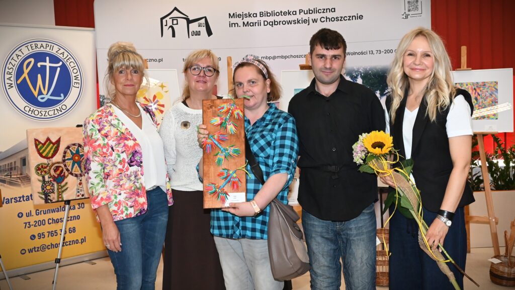 Od lewej stoją: Birgit Bergau, Beata Jędraszek, Z nagrodzoną pracą Patrycja Schwartz, nn, Elwira Najdora.