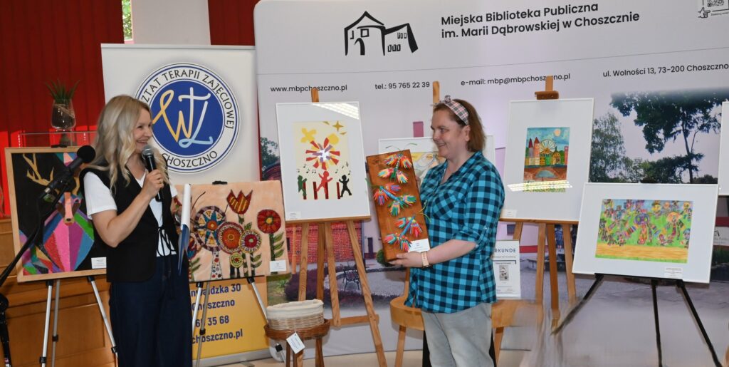 Elwira Najdora oraz Patrycja Schwarz z nagrodzona pracą pt. Ptaki. Ptaki są zrobione techniką origami z małych kolorowych karteczek.