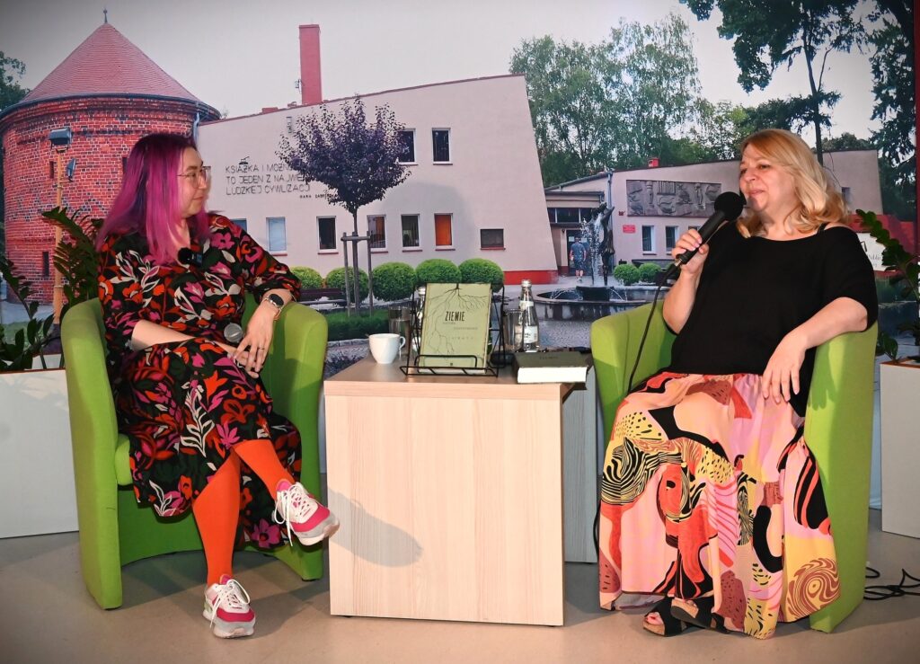 Od lewej siedzą; Karoliną Ćwiek-Rogalska i Joanna Skonieczna, która trzyma w prawej ręce mikrofon.