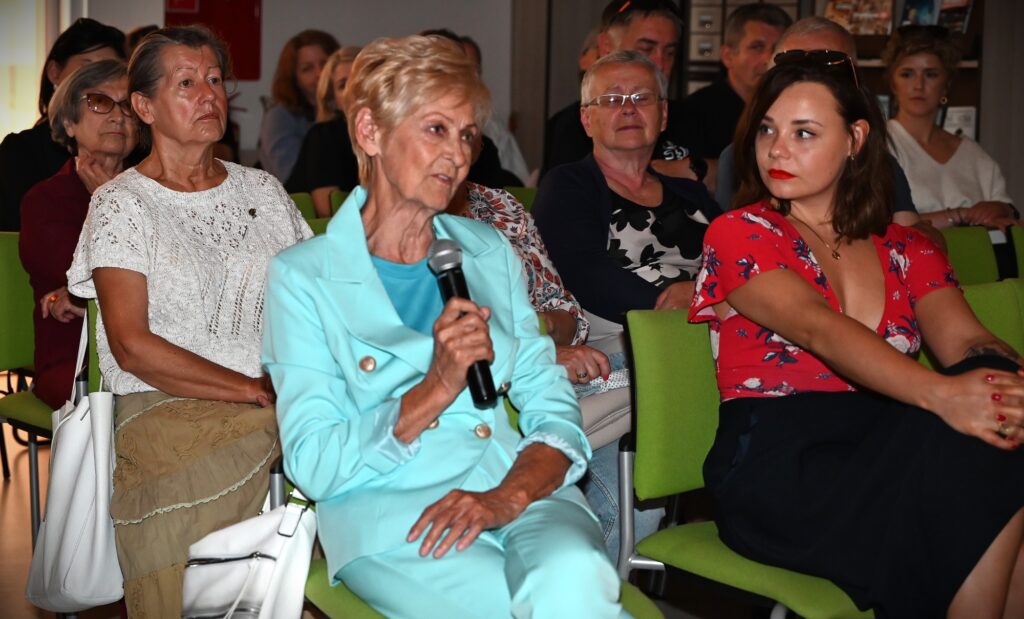 Publiczność. Jedna z kobiet (Lucyna Cichorska) z publiczności z mikrofonem.