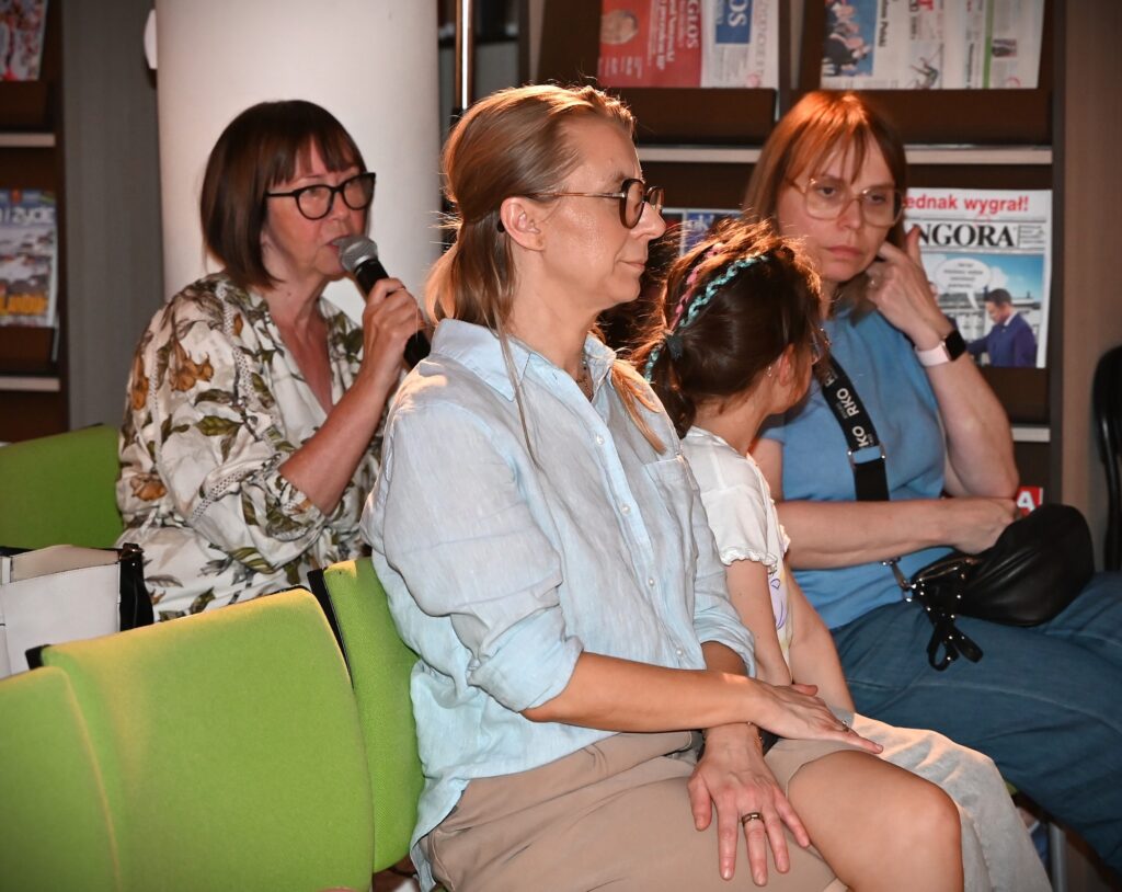 Publiczność. Jedna z kobiet z publiczności z mikrofonem.