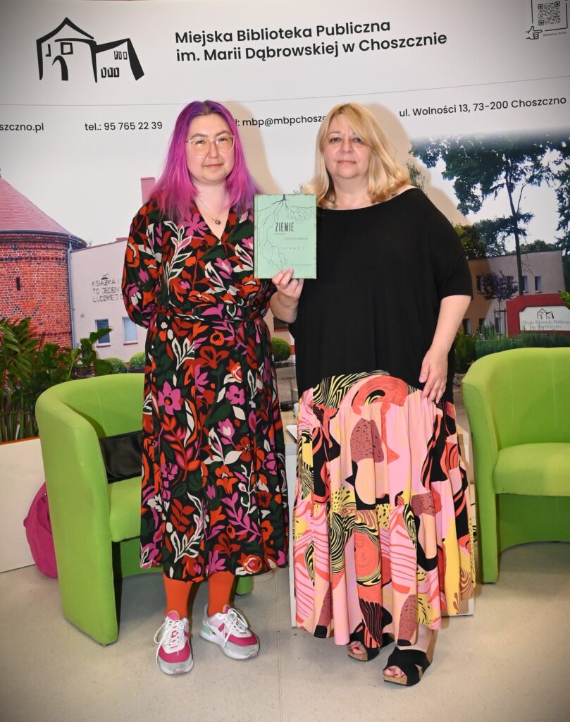 Od lewej stoją; Karoliną Ćwiek-Rogalska i Joanna Skonieczna, która trzyma w prawej ręce książkę autorki.