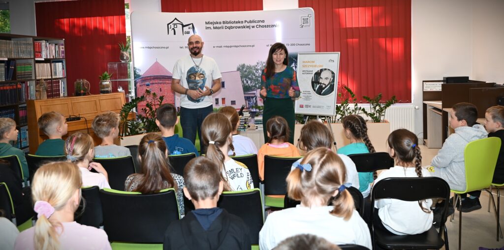 Przed publicznością stoją od lewej: Marcin Szczygielski i Katarzyna Jezierska.