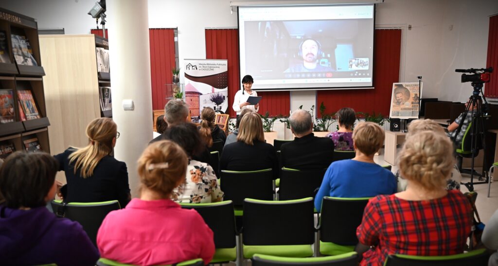 Publiczność ogląda na ekranie Arka Komorowskiego
