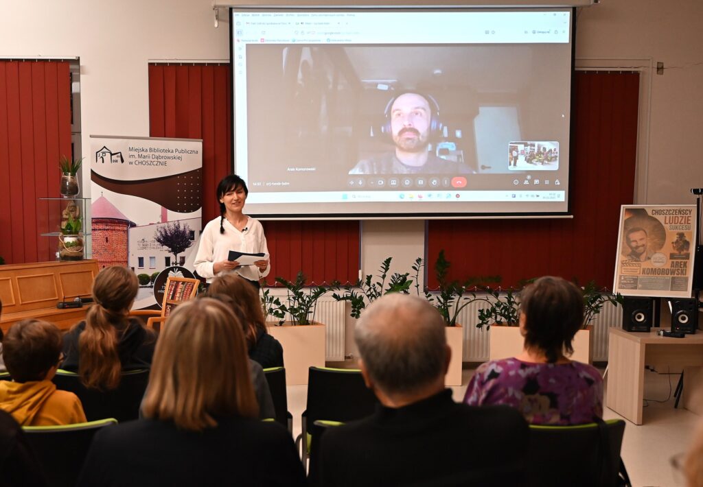 Publiczność ogląda na ekranie Arka Komorowskiego