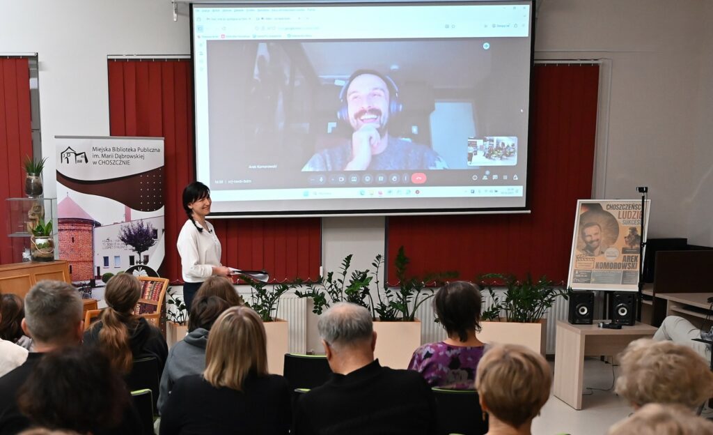 Publiczność ogląda na ekranie Arka Komorowskiego