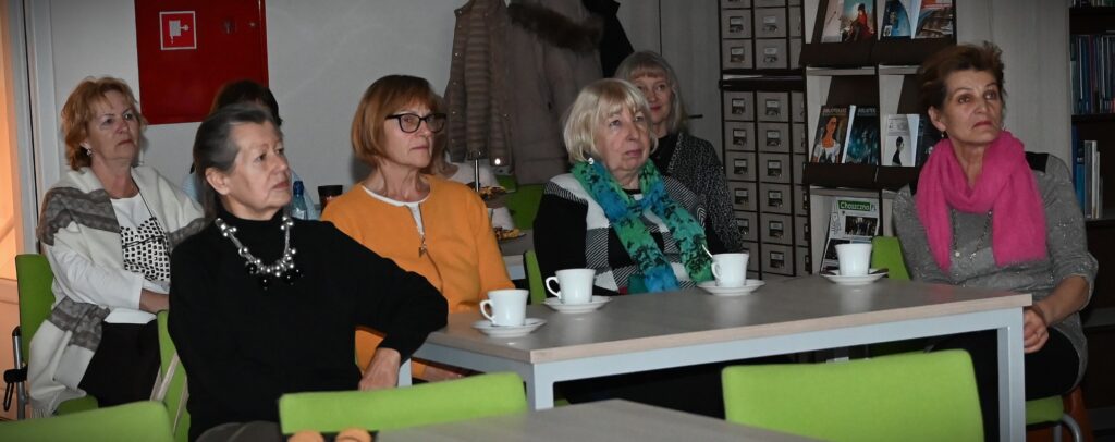 Publiczność siedzi przy stolikach
