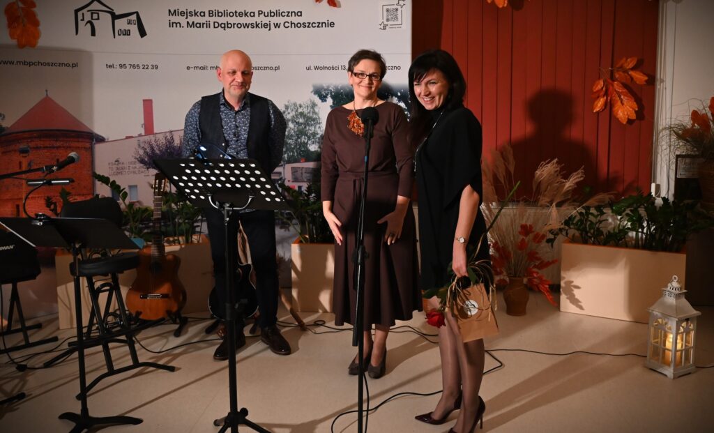 Od lewej stoją: Marek Staniewski, marta Staniewska, Katarzyna Jezierska.