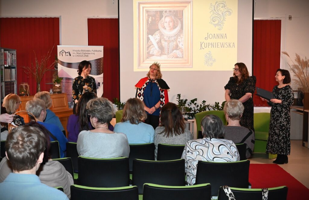 Od lewej stoją przed publicznością: Katarzyna Jezierska, Joanna Kupniewska w koronie i królewskim płaszczu, Anna Stetkiewicz i Wioletta Witkowska.