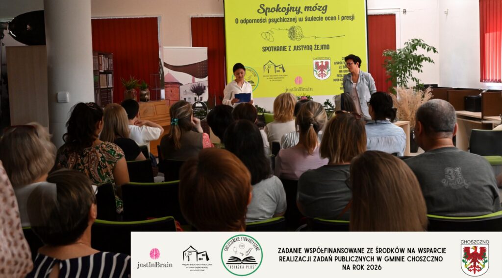 Przed publicznością od lewej stoją Katarzyna Jezierska i Justyna Żejmo. Za nimi ekran z wyświetlonym tematem spotkania.