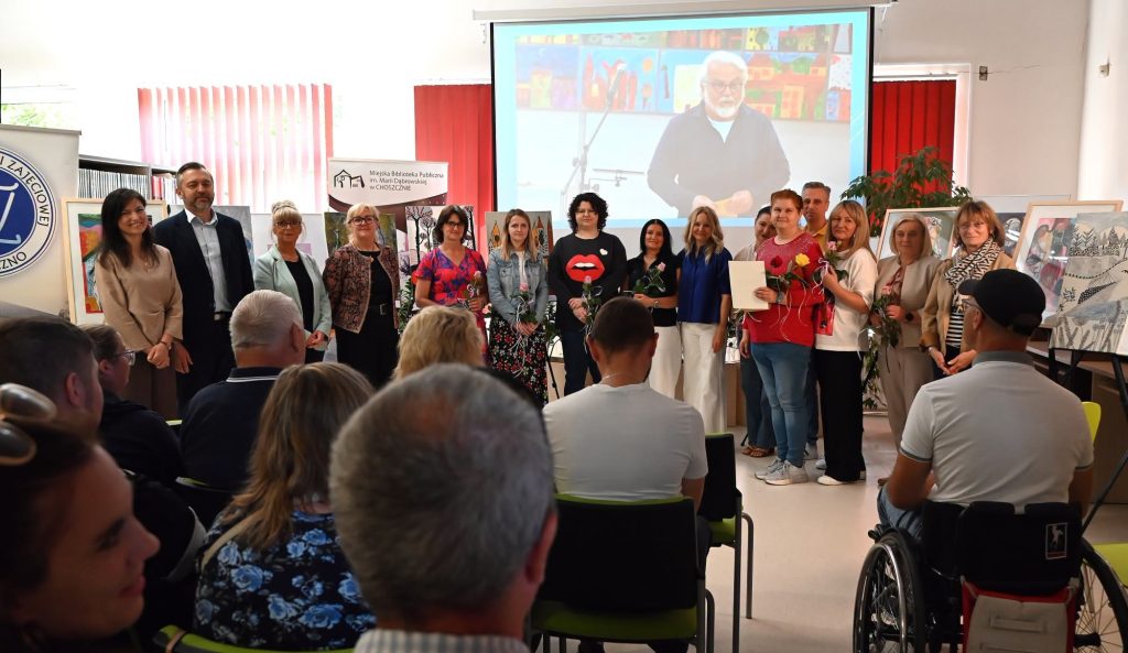 Pracownicy warsztatów, podopieczni , wiceburmistrz, goście z Niemiec stoją przed publicznością.