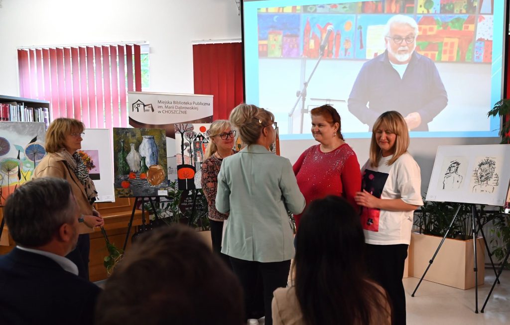 Panie z Niemiec wręczają nagrodę Annie Prajsner. Obok stoi instruktorka z Warsztatu Terapii Zajęciowej w Choszcznie.
