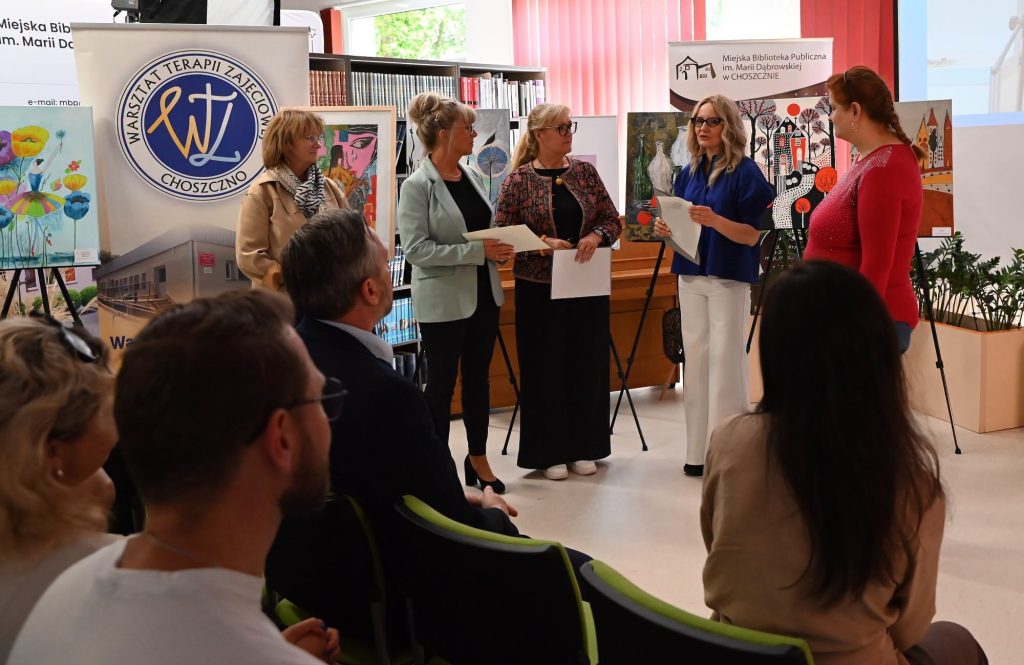 Panie z Niemiec wręczają nagrodę Annie Prajsner. Wśród nich stoi Elwira Najdora.
