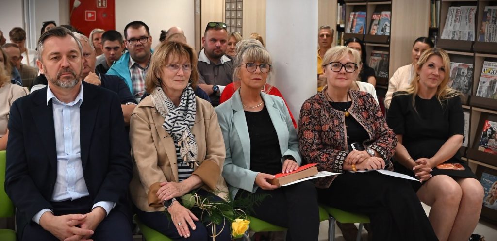 W pierwszym rzędzie siedzą: Wiceburmistrz Maciej Kowalik, trzy panie z Niemiec i  Adrianna Steczyszyn, Kierownik Środowiskowego Domu Samopomocy w Krzęcinie.