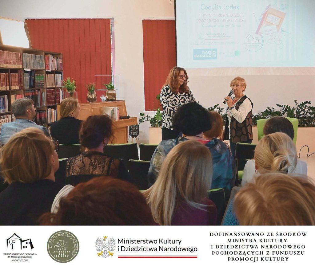 Anna Stetkiewicz i Cecylia Judek przed publicznością.